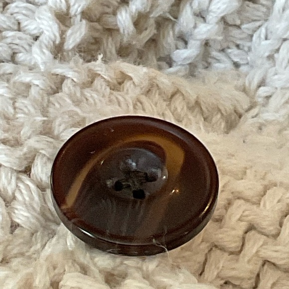 Banana Republic Men’s Ivory Knit Sweater with Brown Buttons and Turn Down Collar - Picture 15 of 15